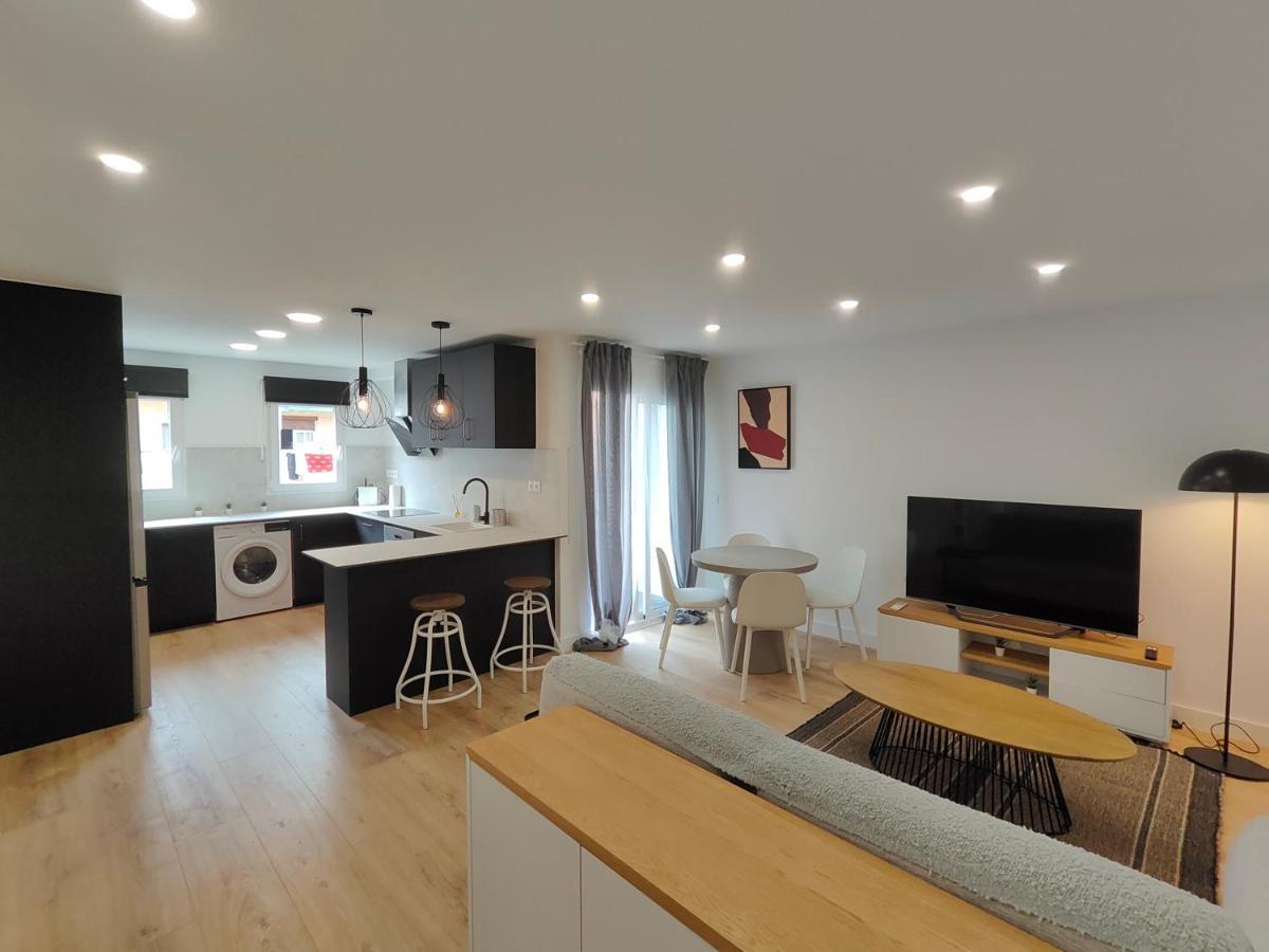 Fantastic Apartment Sant Adria Beach ซานต์อาเตรียเดเบซอซ ภายนอก รูปภาพ