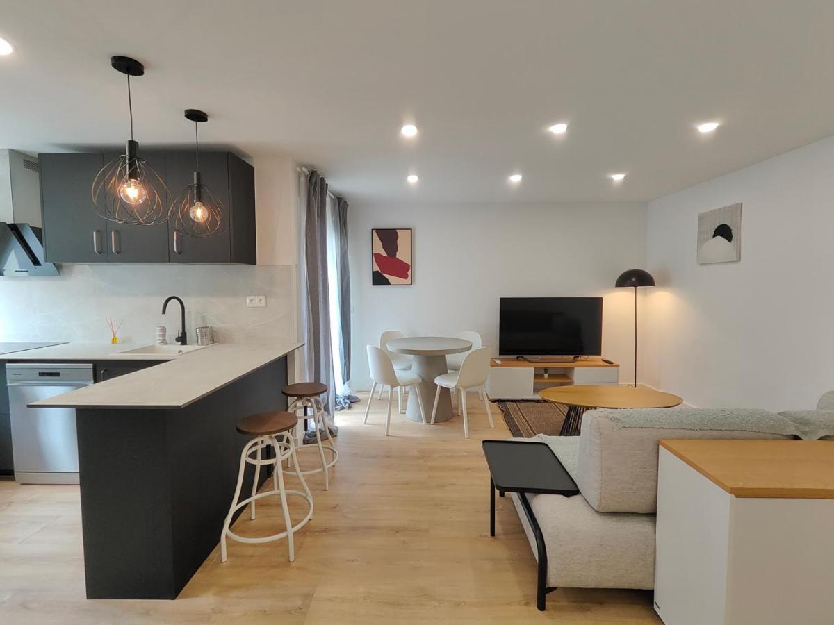 Fantastic Apartment Sant Adria Beach ซานต์อาเตรียเดเบซอซ ภายนอก รูปภาพ