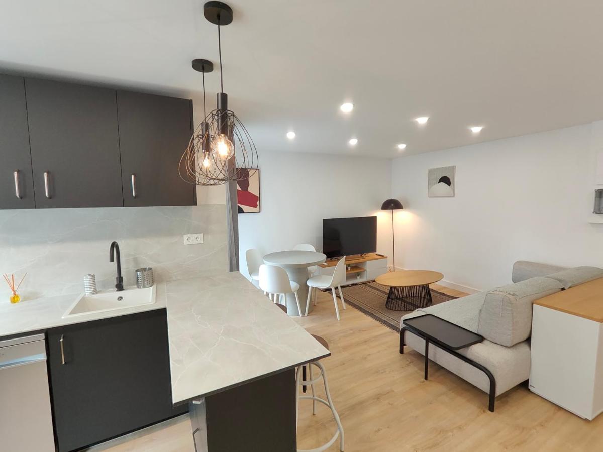 Fantastic Apartment Sant Adria Beach ซานต์อาเตรียเดเบซอซ ภายนอก รูปภาพ