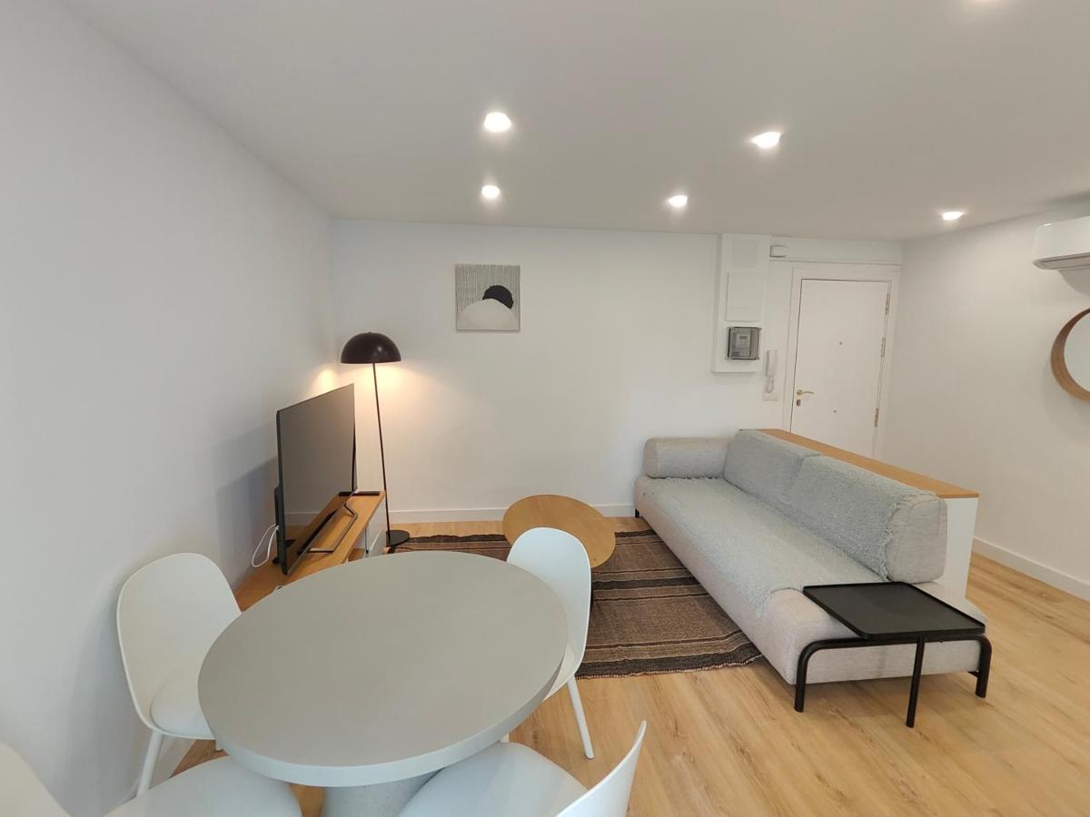 Fantastic Apartment Sant Adria Beach ซานต์อาเตรียเดเบซอซ ภายนอก รูปภาพ