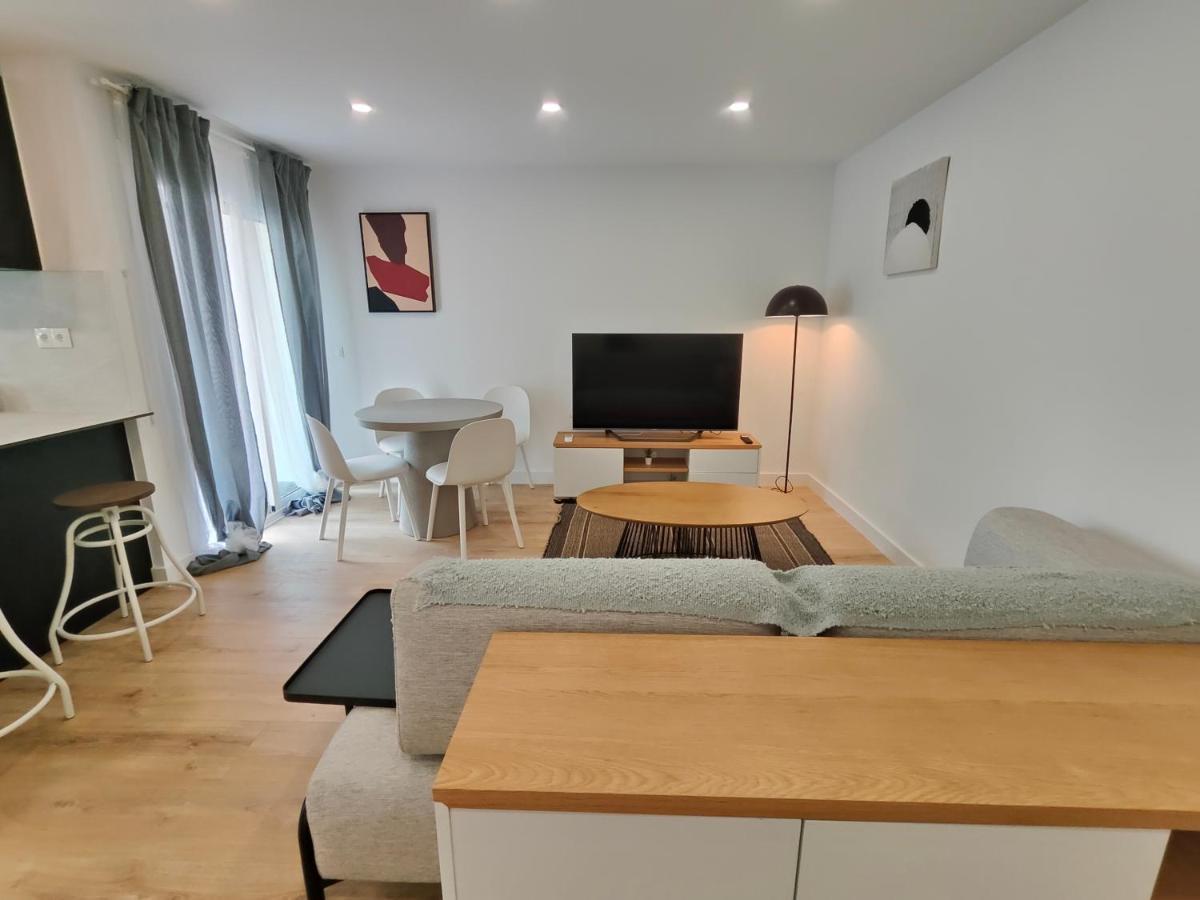 Fantastic Apartment Sant Adria Beach ซานต์อาเตรียเดเบซอซ ภายนอก รูปภาพ